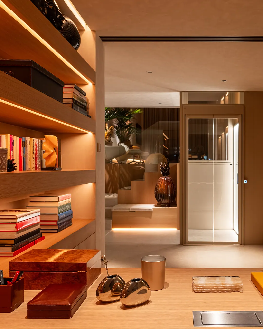 Ascensor Aritco HomeLift de cristal y paneles en champagne · Vivienda unifamiliar con DesignWall personalizado en Madrid · vista general