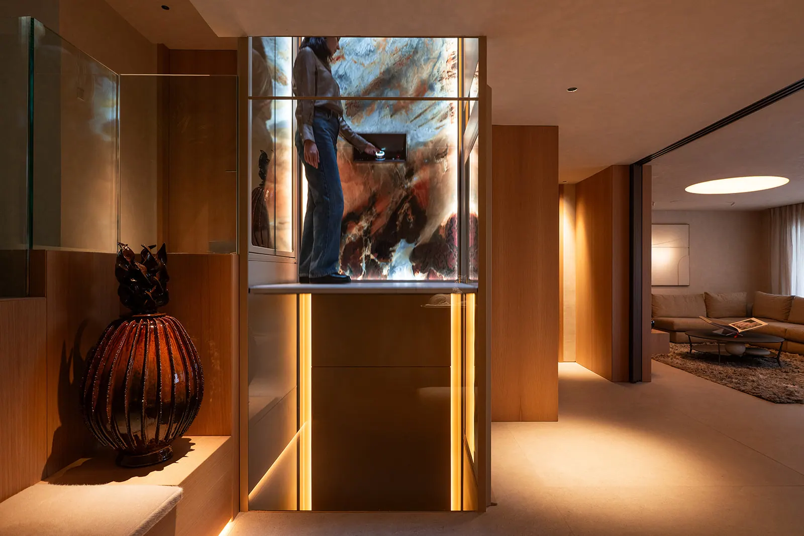 Ascensor Aritco HomeLift de cristal y paneles en champagne · Vivienda unifamiliar con DesignWall personalizado en Madrid · vista general