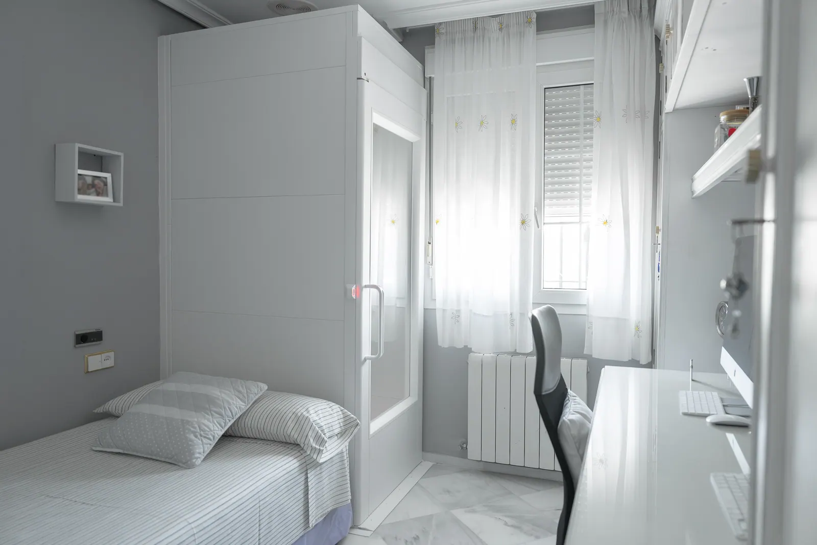 Ascensor Aritco HomeLift Compact de cristal y paneles en blanco · Vivienda unifamiliar con patio en Córdoba · vista general