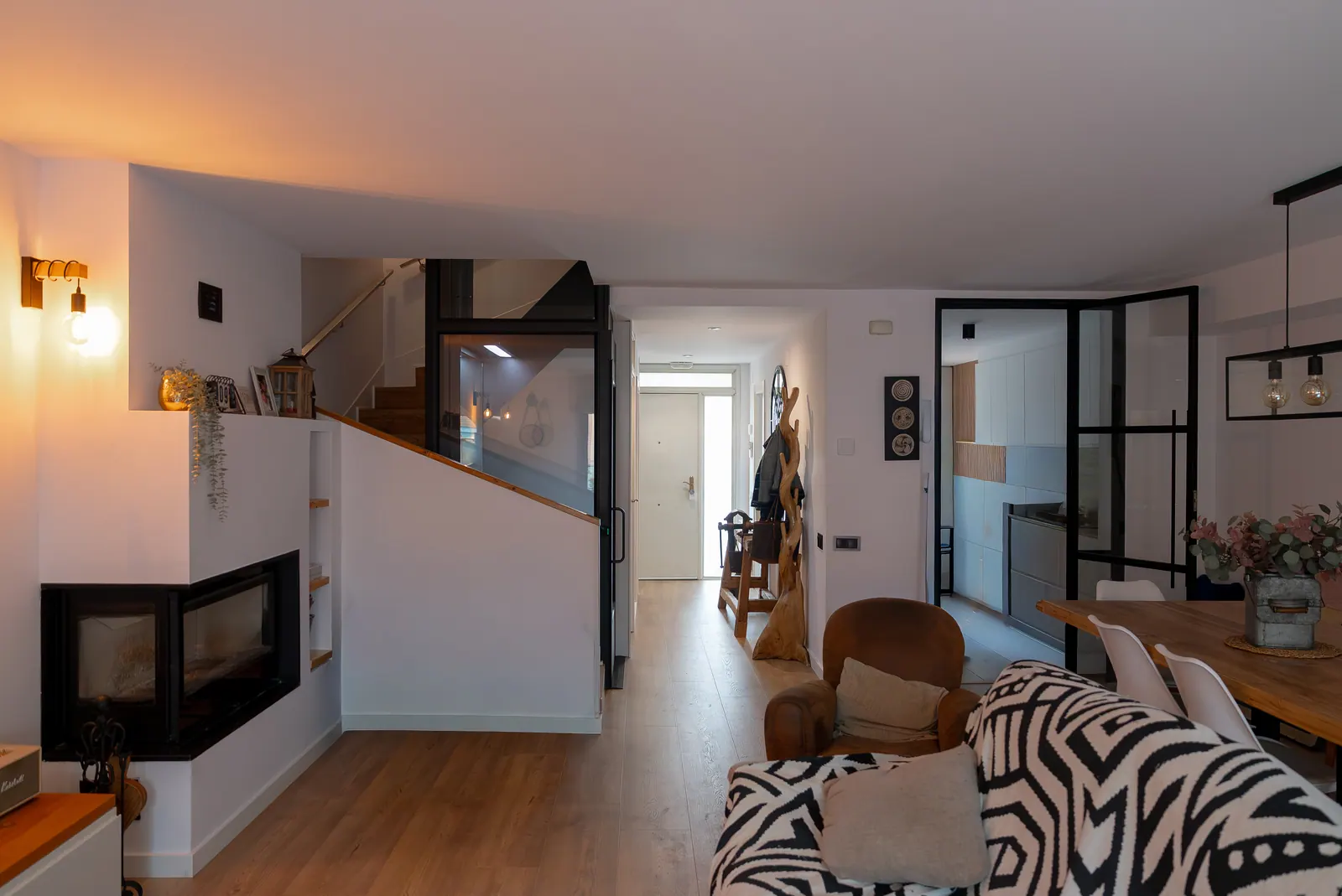 Ascensor Aritco HomeLift Compact de cristal en negro · Vivienda unifamiliar en Sabadell con ascensor junto a la chimenea · vista general