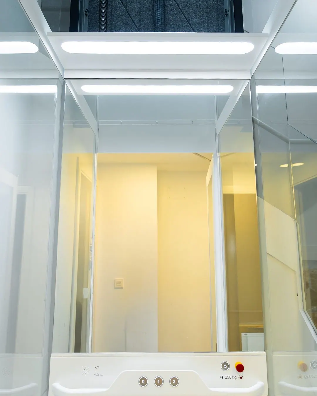 Ascensor Aritco HomeLift Compact de cristal en blanco · Vivienda unifamiliar con escalera de madera en Boadilla del Monte · interior