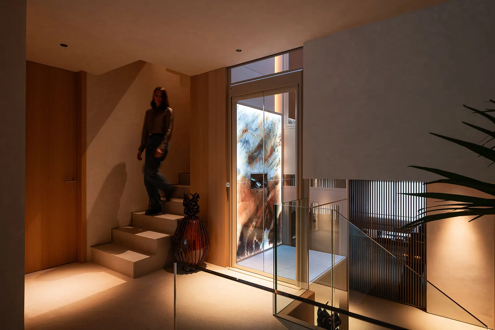 Ascensor Aritco HomeLift de cristal y paneles en champagne · Vivienda unifamiliar con DesignWall personalizado en Madrid · vista general