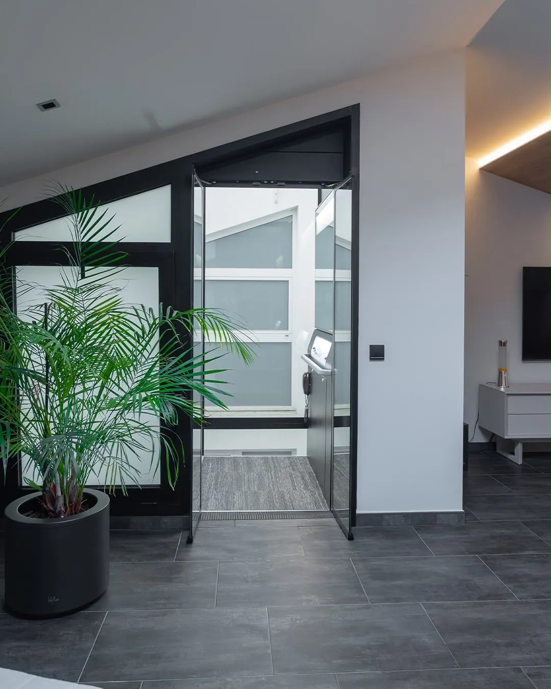 Ascensor Aritco HomeLift Access de cristal en negro · Vivienda unifamiliar en Centelles · vista general