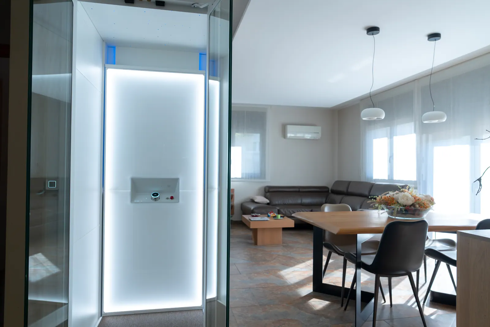 Ascensor Aritco HomeLift de cristal en blanco · Vivienda unifamiliar en Castellnou · vista general