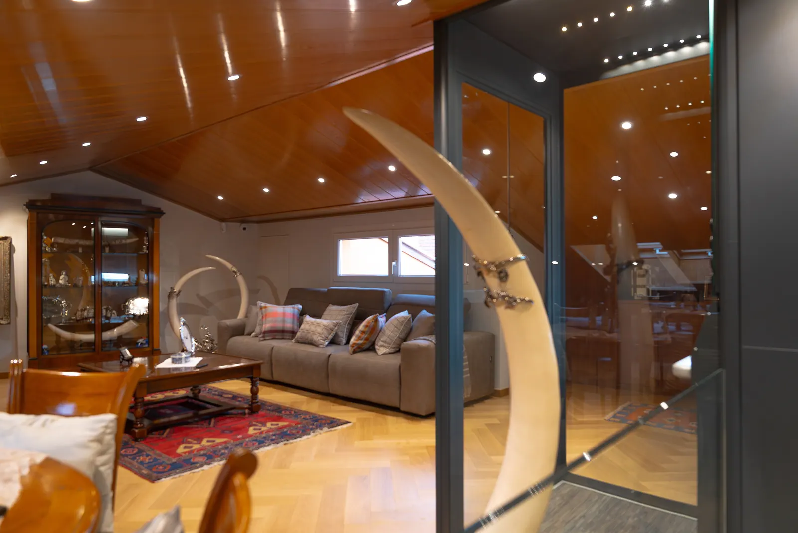 Ascensor Aritco HomeLift Access de cristal y paneles en antracita · Vivienda unifamiliar en Sabadell con escalera de madera · vista general