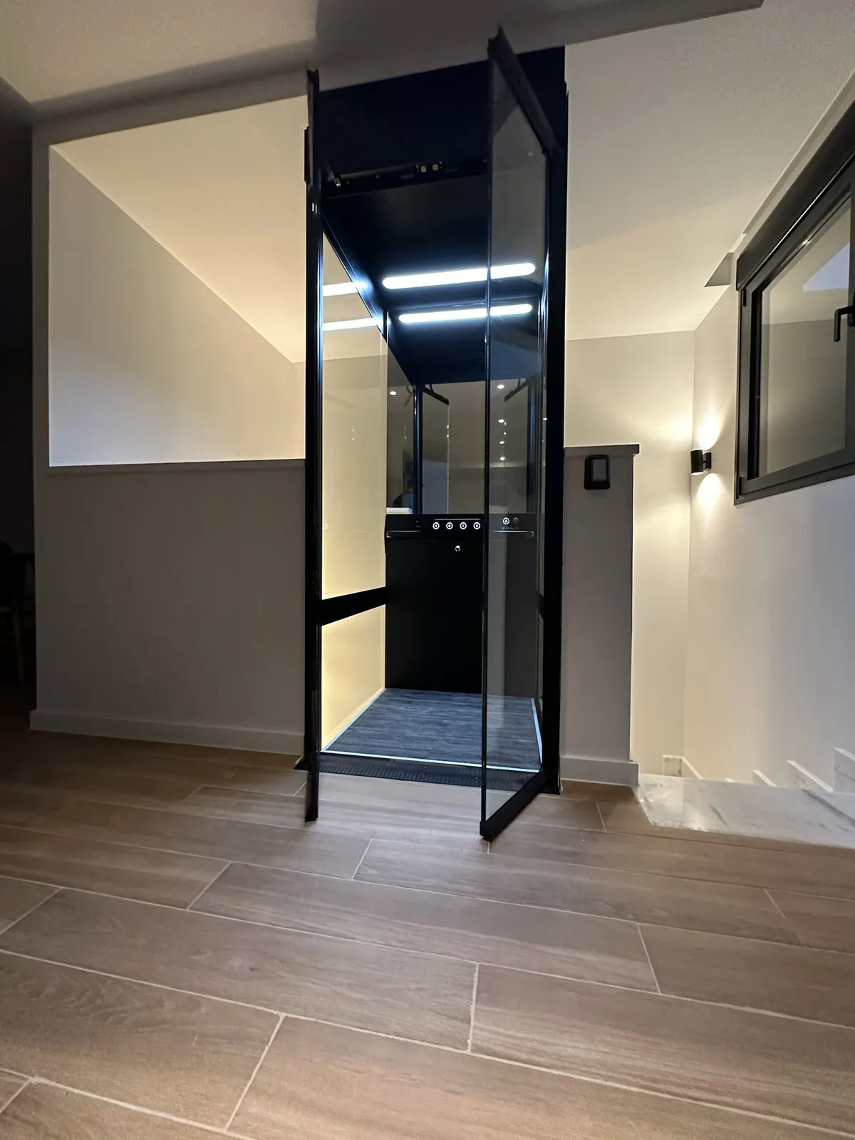 Ascensor Aritco HomeLift Compact de cristal y paneles en negro · Vivienda unifamiliar en Madrid con ascensor negro · vista general