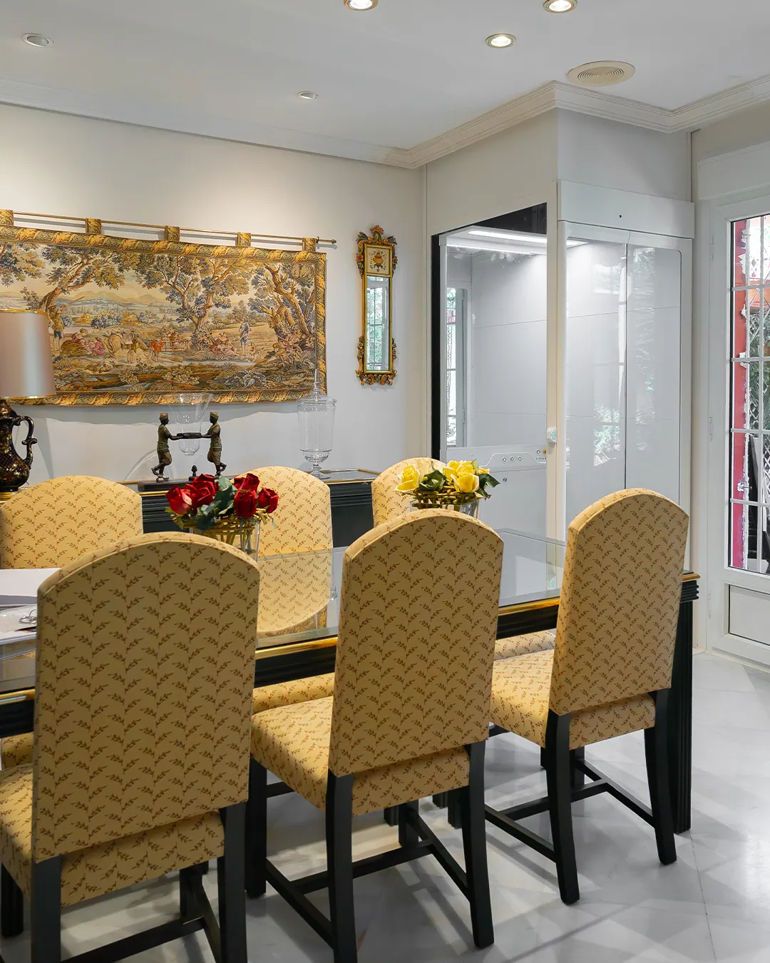 Ascensor Aritco HomeLift Compact de cristal y paneles en blanco · Vivienda unifamiliar con patio en Córdoba · vista general