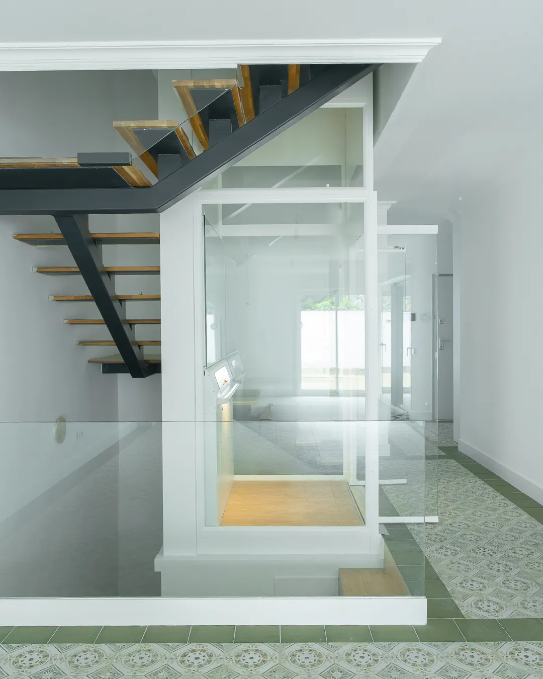 Ascensor Aritco HomeLift Access de cristal y paneles en blanco · Vivienda unifamiliar de cuatro plantas en Madrid · vista general