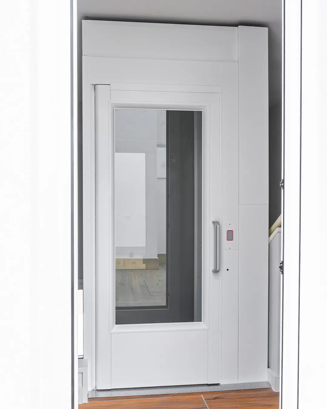 Ascensor Aritco HomeLift Access de cristal y paneles en blanco · Vivienda unifamiliar de 4 plantas en Madrid · vista general