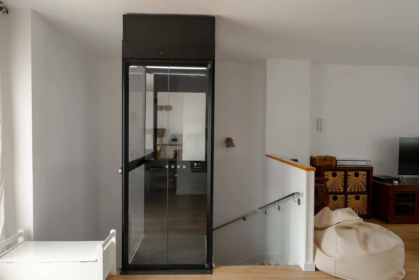 Ascensor Aritco HomeLift Compact de cristal en negro · Vivienda unifamiliar en Sabadell con ascensor junto a la chimenea · vista general