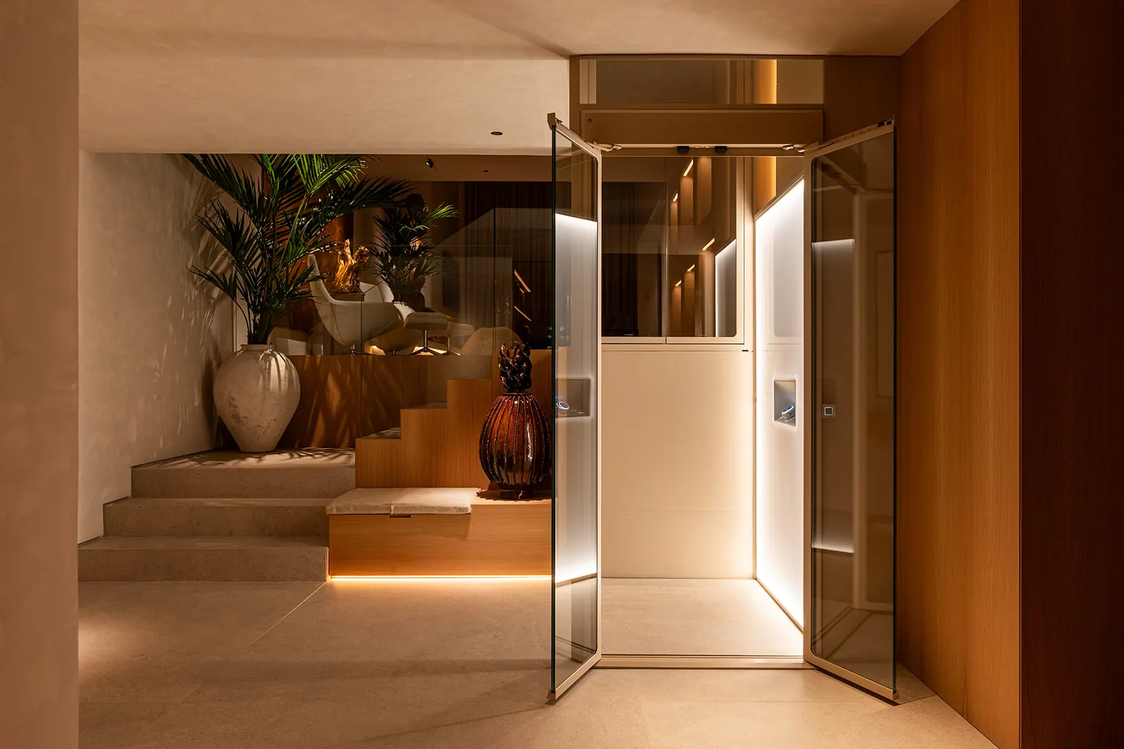 Ascensor Aritco HomeLift de cristal y paneles en champagne · Vivienda unifamiliar con DesignWall personalizado en Madrid · vista general
