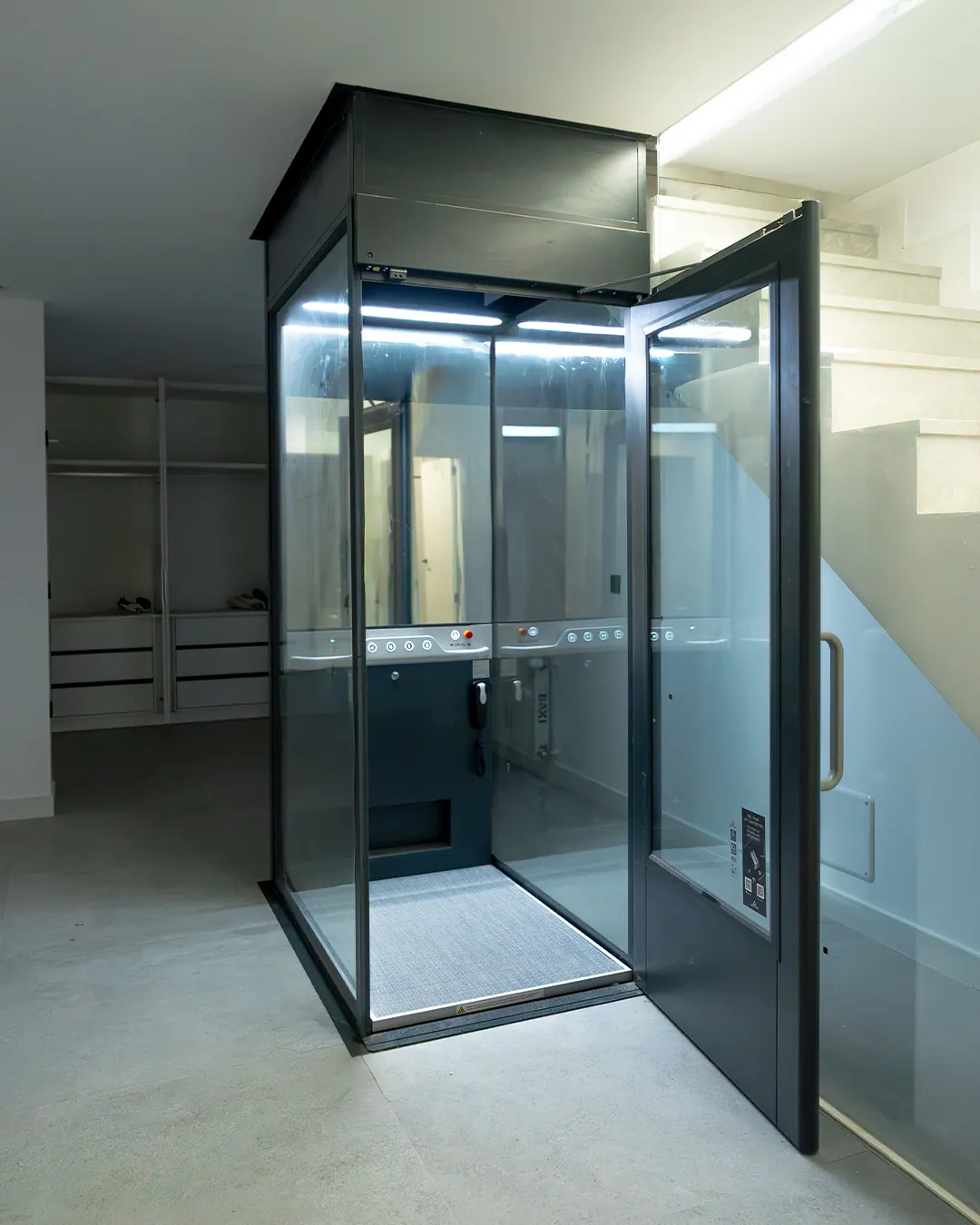 Ascensor Aritco HomeLift Compact de cristal en antracita · Vivienda unifamiliar con escalera volada en Córdoba · vista general