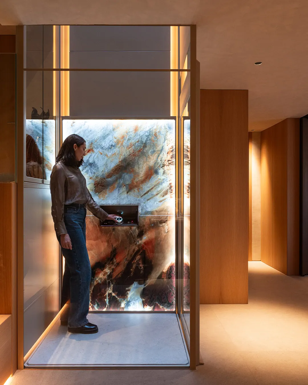 Ascensor Aritco HomeLift de cristal y paneles en champagne · Vivienda unifamiliar con DesignWall personalizado en Madrid · interior
