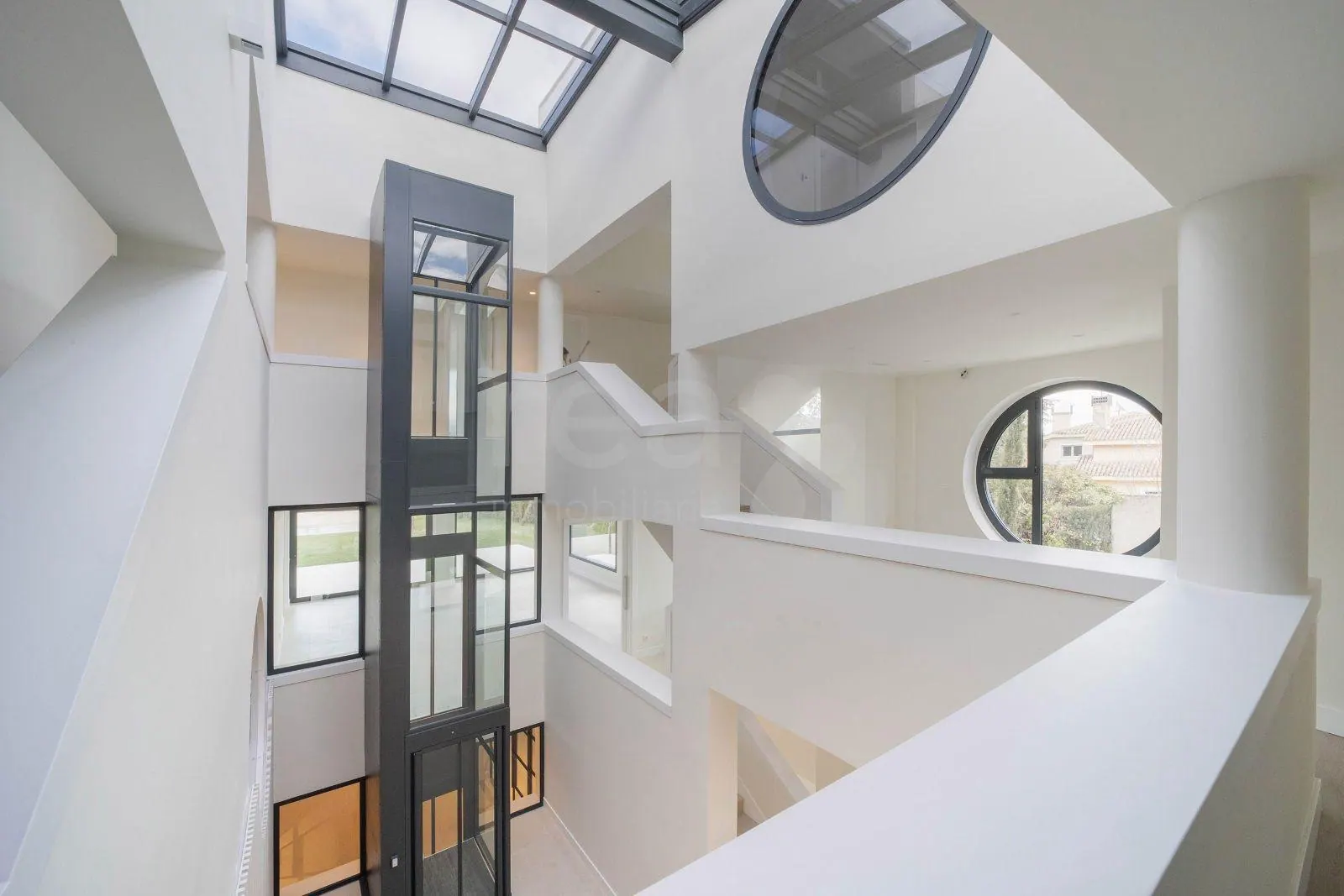 Ascensor Aritco HomeLift Access de cristal en antracita · Vivienda unifamiliar en La Moraleja · vista general