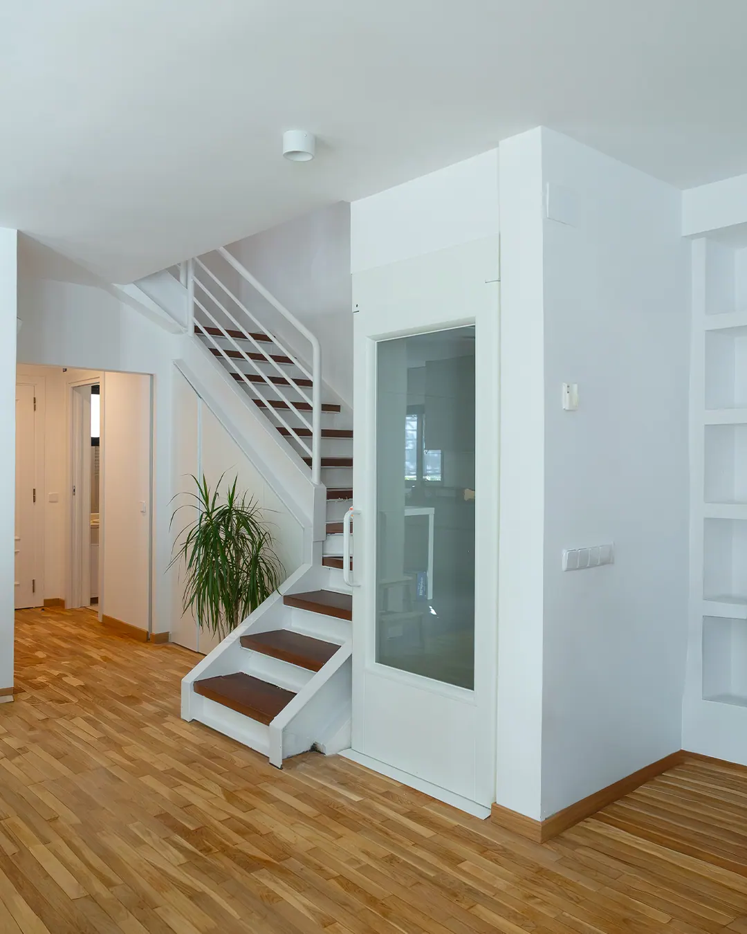 Ascensor Aritco HomeLift Compact de paneles opacos en blanco · Vivienda unifamiliar con parquet natural en Madrid · vista general