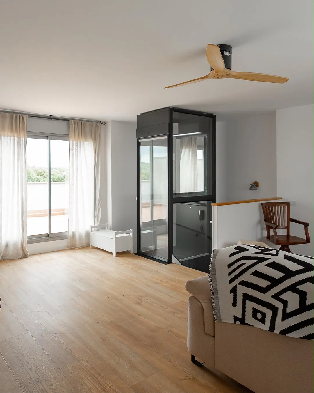 Ascensor Aritco HomeLift Compact de cristal en negro · Vivienda unifamiliar en Sabadell con ascensor junto a la chimenea · vista general