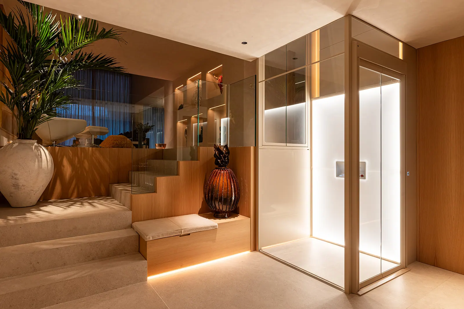 Ascensor Aritco HomeLift de cristal y paneles en champagne · Vivienda unifamiliar con DesignWall personalizado en Madrid · vista general