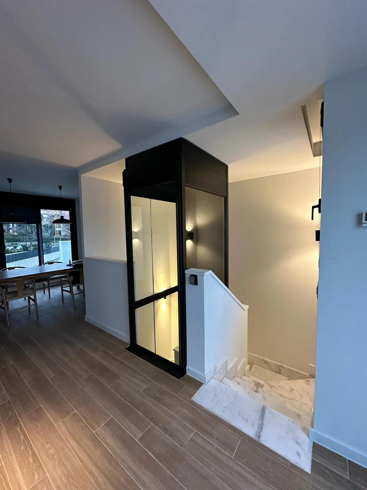 Ascensor Aritco HomeLift Compact de cristal y paneles en negro · Vivienda unifamiliar en Madrid con ascensor negro · vista general