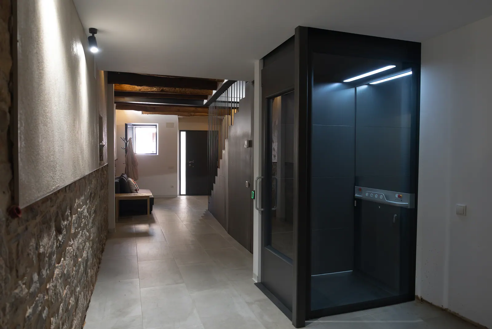 Ascensor Aritco HomeLift Compact de cristal y paneles en antracita · Vivienda unifamiliar rehabilitada en Santpedor · vista general