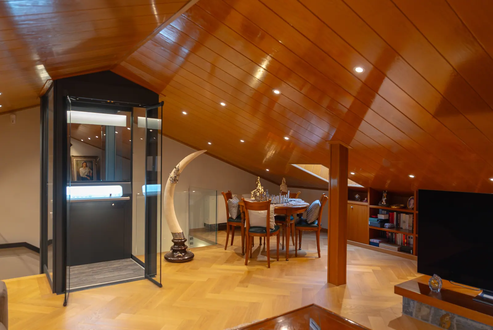 Ascensor Aritco HomeLift Access de cristal y paneles en antracita · Vivienda unifamiliar en Sabadell con escalera de madera · vista general