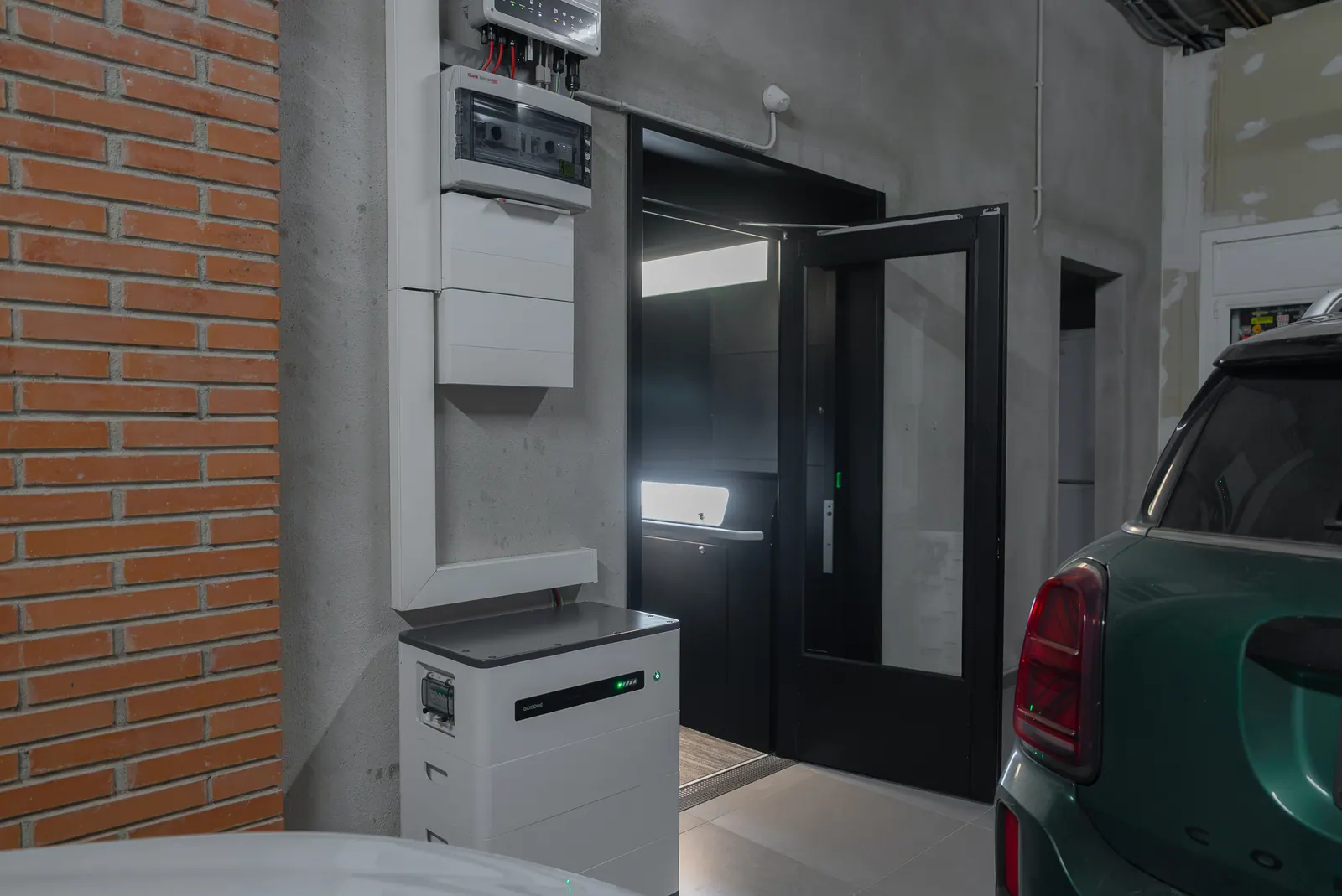 Ascensor Aritco HomeLift Access de paneles opacos en negro · Vivienda unifamiliar en Centelles · vista general