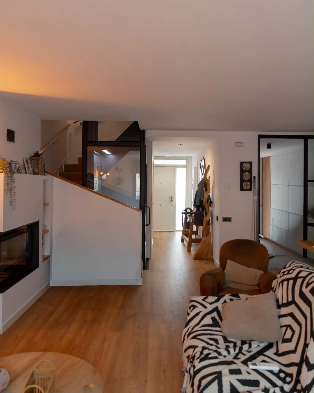 Ascensor Aritco HomeLift Compact de cristal en negro · Vivienda unifamiliar en Sabadell con ascensor junto a la chimenea · vista general