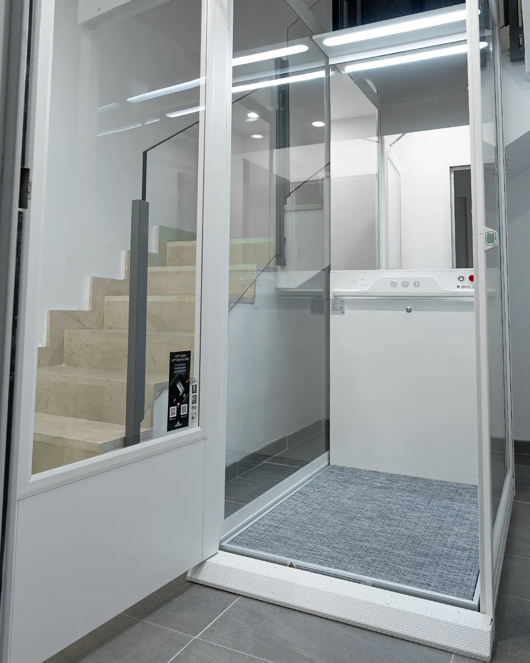 Ascensor Aritco HomeLift Compact de cristal en blanco · Vivienda unifamiliar con escalera de mármol en Boadilla del Monte · vista general
