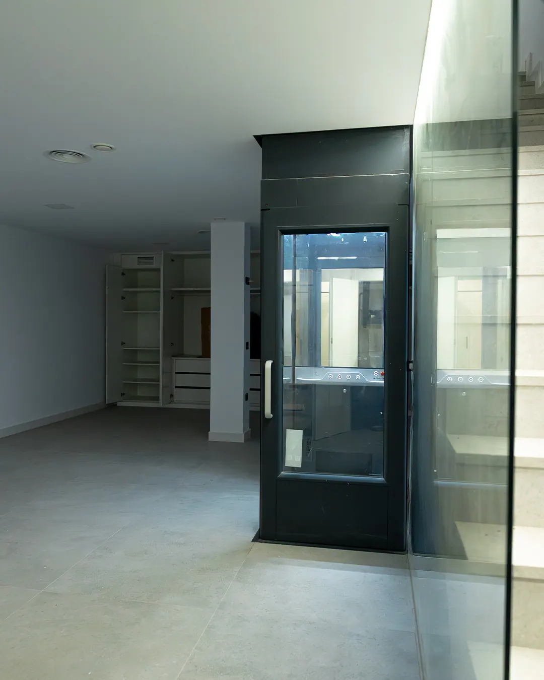 Ascensor Aritco HomeLift Compact de cristal en antracita · Vivienda unifamiliar con escalera volada en Córdoba · vista general