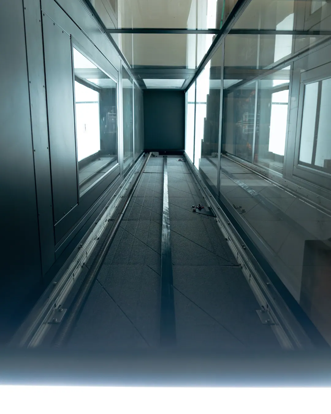 Ascensor Aritco HomeLift Compact de cristal en antracita · Vivienda unifamiliar con escalera volada en Córdoba · interior