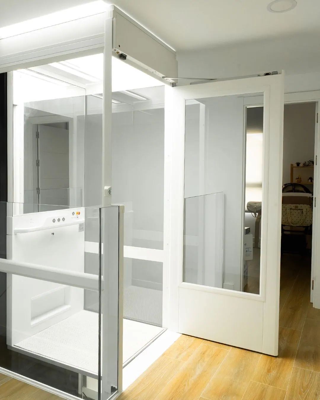 Ascensor Aritco HomeLift Compact de cristal en blanco · Vivienda unifamiliar con escalera de madera en Boadilla del Monte · vista general