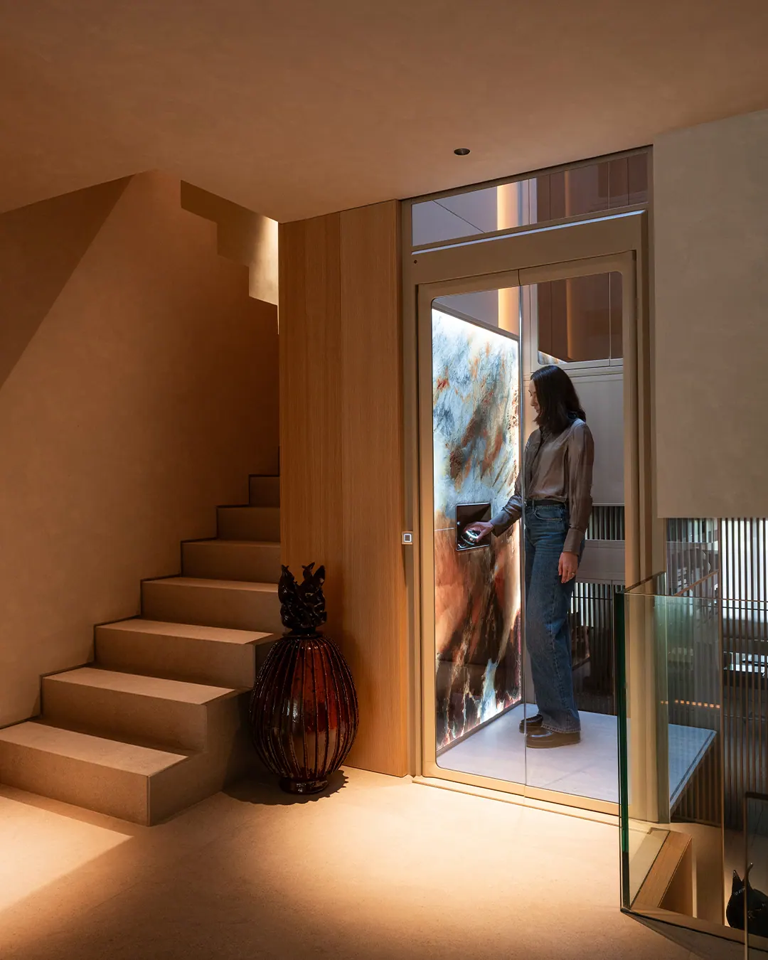Ascensor Aritco HomeLift de cristal y paneles en champagne · Vivienda unifamiliar con DesignWall personalizado en Madrid · vista general