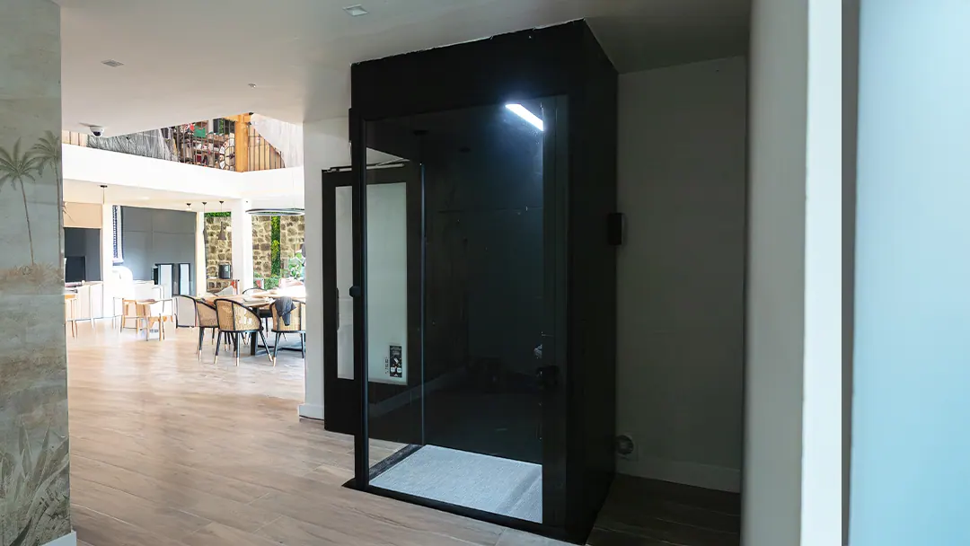 Ascensor Aritco HomeLift Compact de cristal y paneles en negro · Vivienda unifamiliar rural en Cantabria · vista general