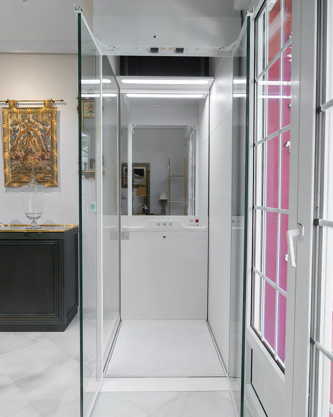 Ascensor Aritco HomeLift Compact de cristal y paneles en blanco · Vivienda unifamiliar con patio en Córdoba · vista general