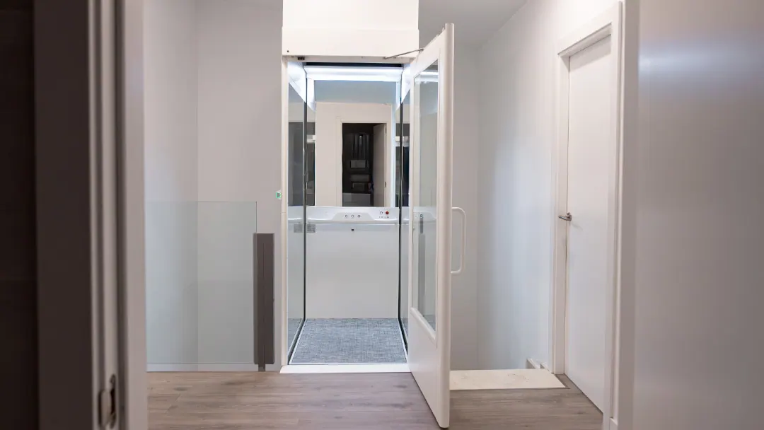 Ascensor Aritco HomeLift Compact de cristal en blanco · Vivienda unifamiliar con escalera de mármol en Boadilla del Monte · vista general
