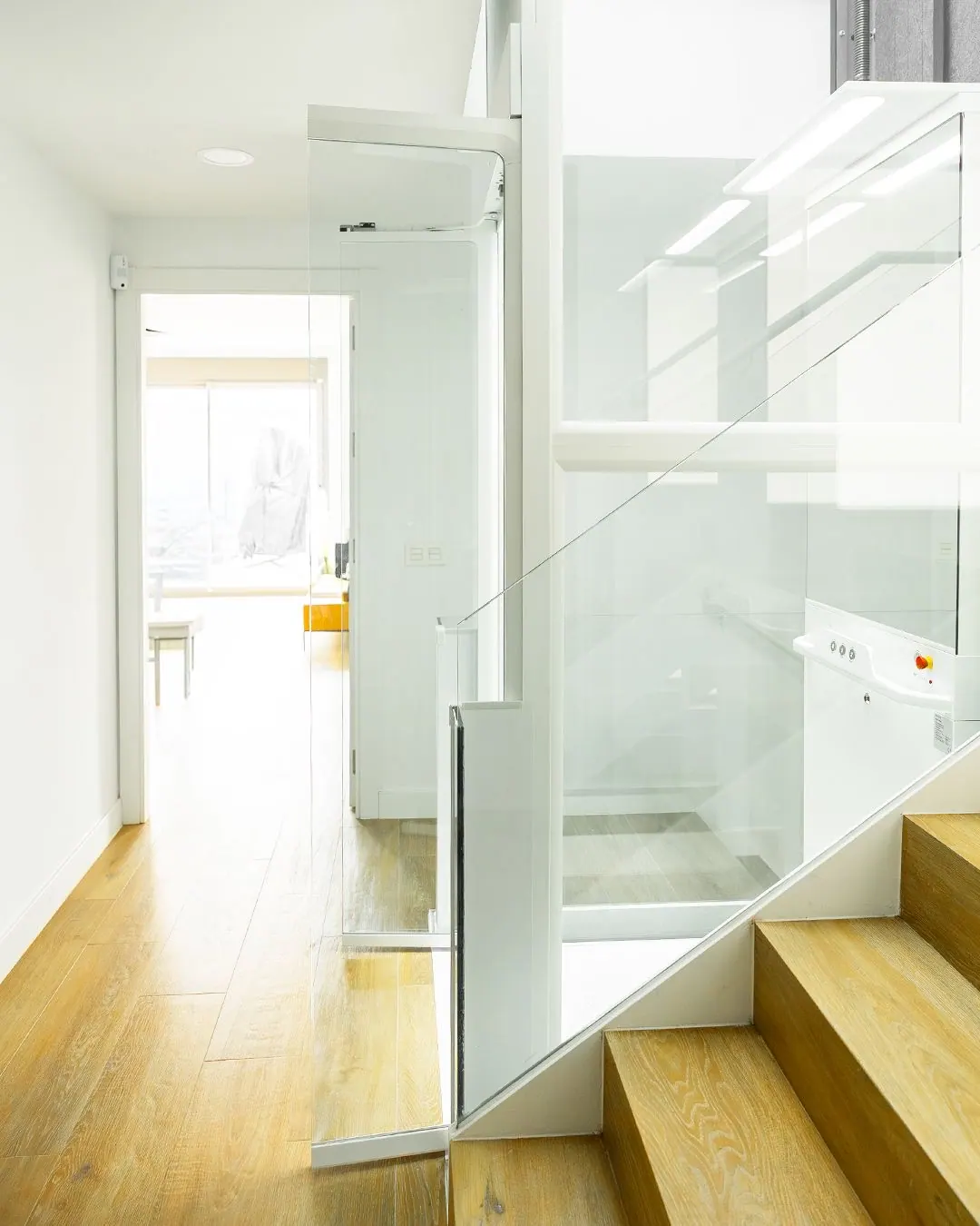 Ascensor Aritco HomeLift Compact de cristal en blanco · Vivienda unifamiliar con escalera de madera en Boadilla del Monte · vista general