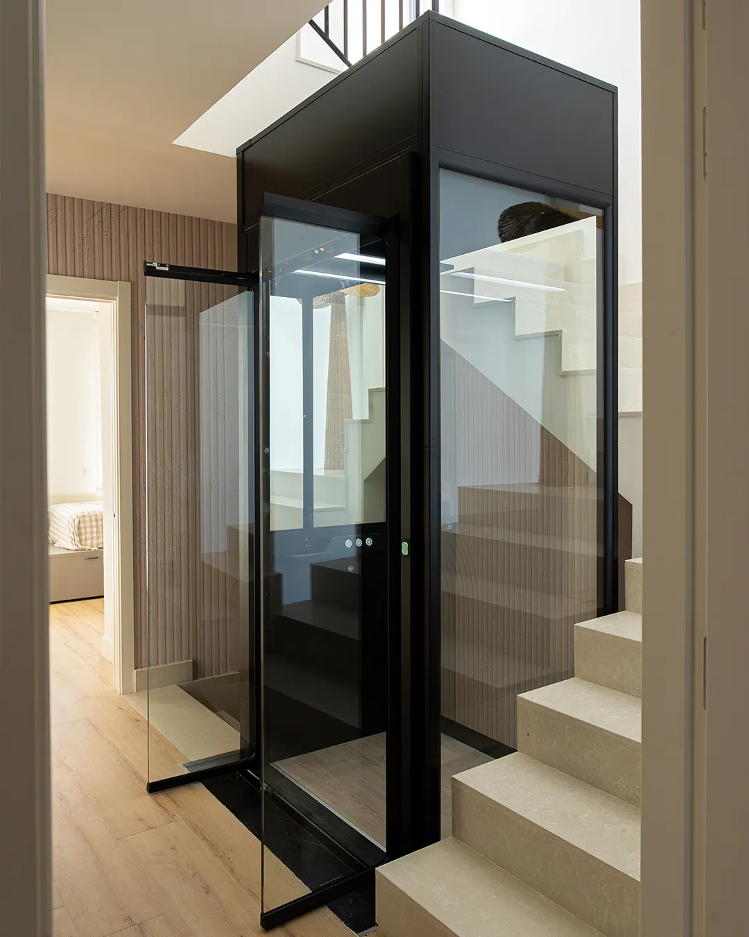 Ascensor Aritco HomeLift Compact de cristal y paneles en antracita · Vivienda unifamiliar en Salamanca · vista general