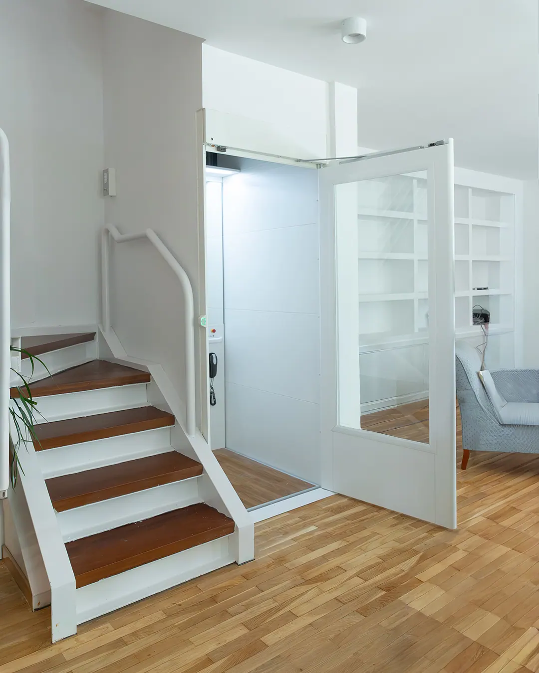 Ascensor Aritco HomeLift Compact de paneles opacos en blanco · Vivienda unifamiliar con parquet natural en Madrid · vista general