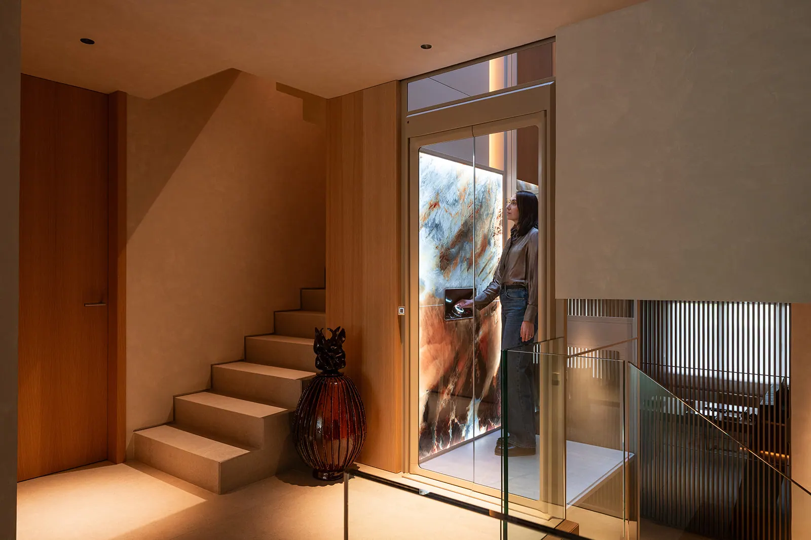 Ascensor Aritco HomeLift de cristal y paneles en champagne · Vivienda unifamiliar con DesignWall personalizado en Madrid · vista general
