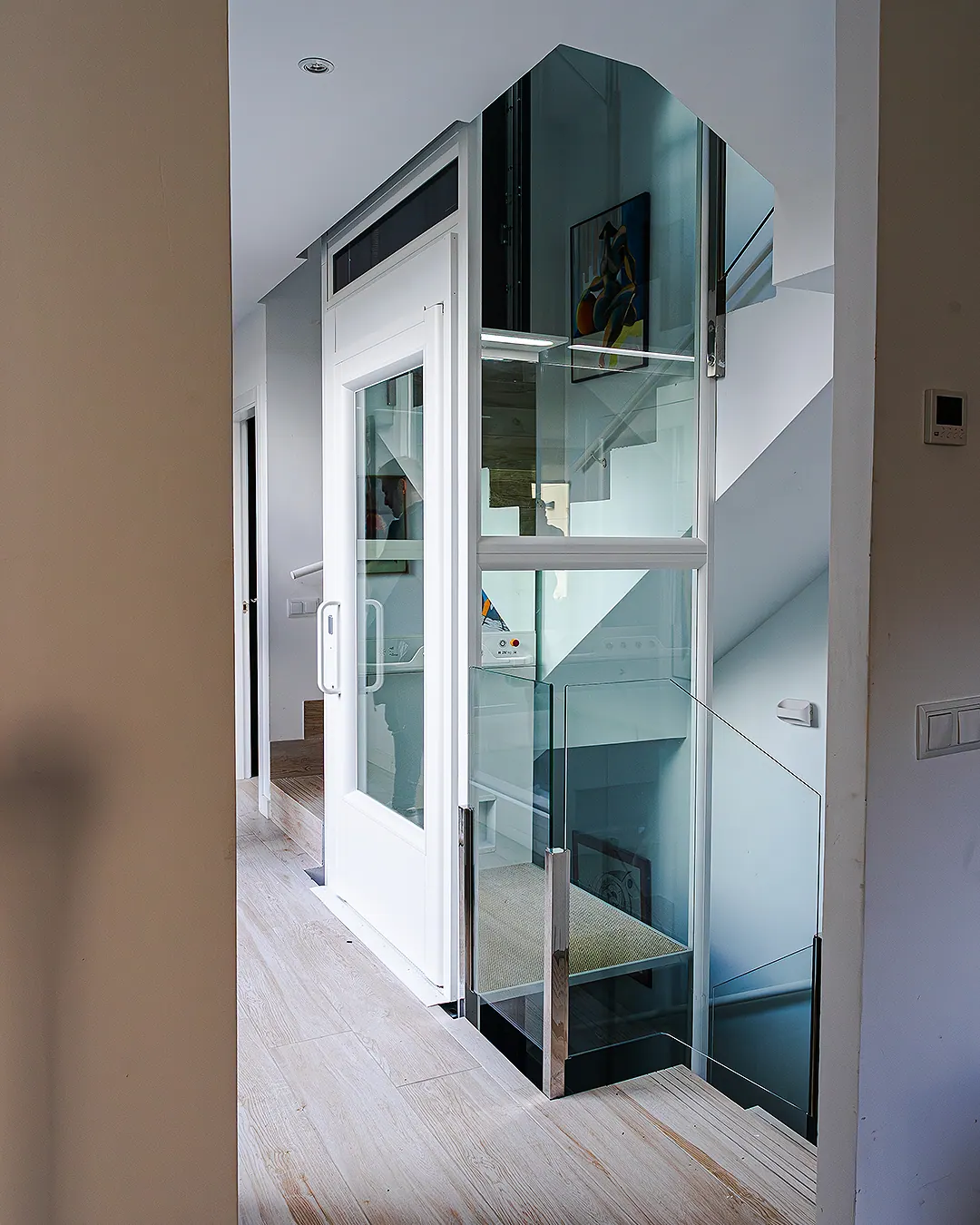 Ascensor Aritco HomeLift Compact de cristal y paneles en blanco · Vivienda unifamiliar en Villanueva del Pardillo · vista general