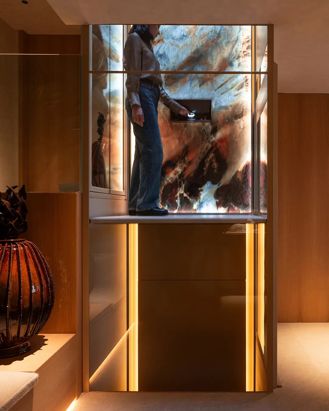 Ascensor Aritco HomeLift de cristal y paneles en champagne · Vivienda unifamiliar con DesignWall personalizado en Madrid · vista general