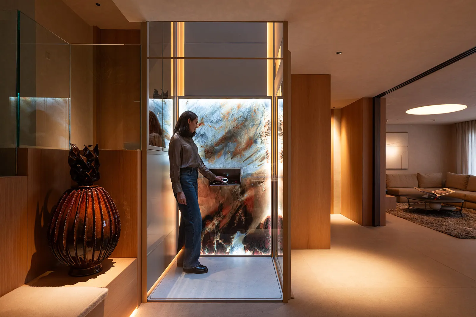 Ascensor Aritco HomeLift de cristal y paneles en champagne · Vivienda unifamiliar con DesignWall personalizado en Madrid · interior