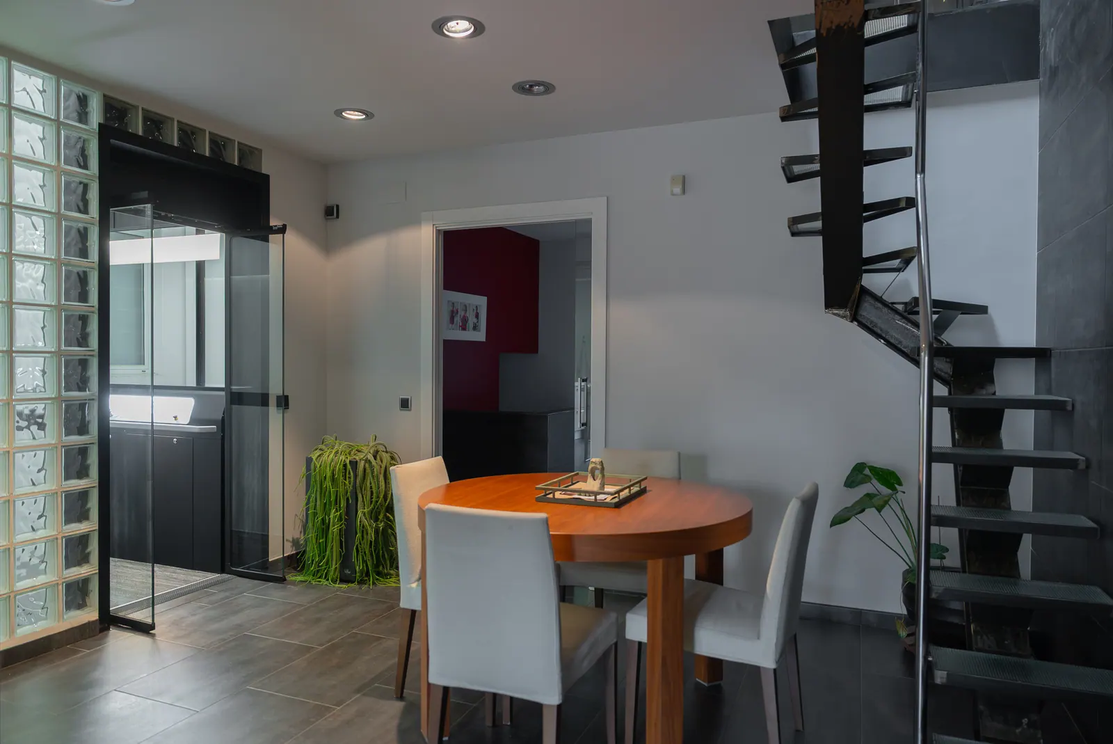 Ascensor Aritco HomeLift Access de cristal en negro · Vivienda unifamiliar en Centelles · vista general