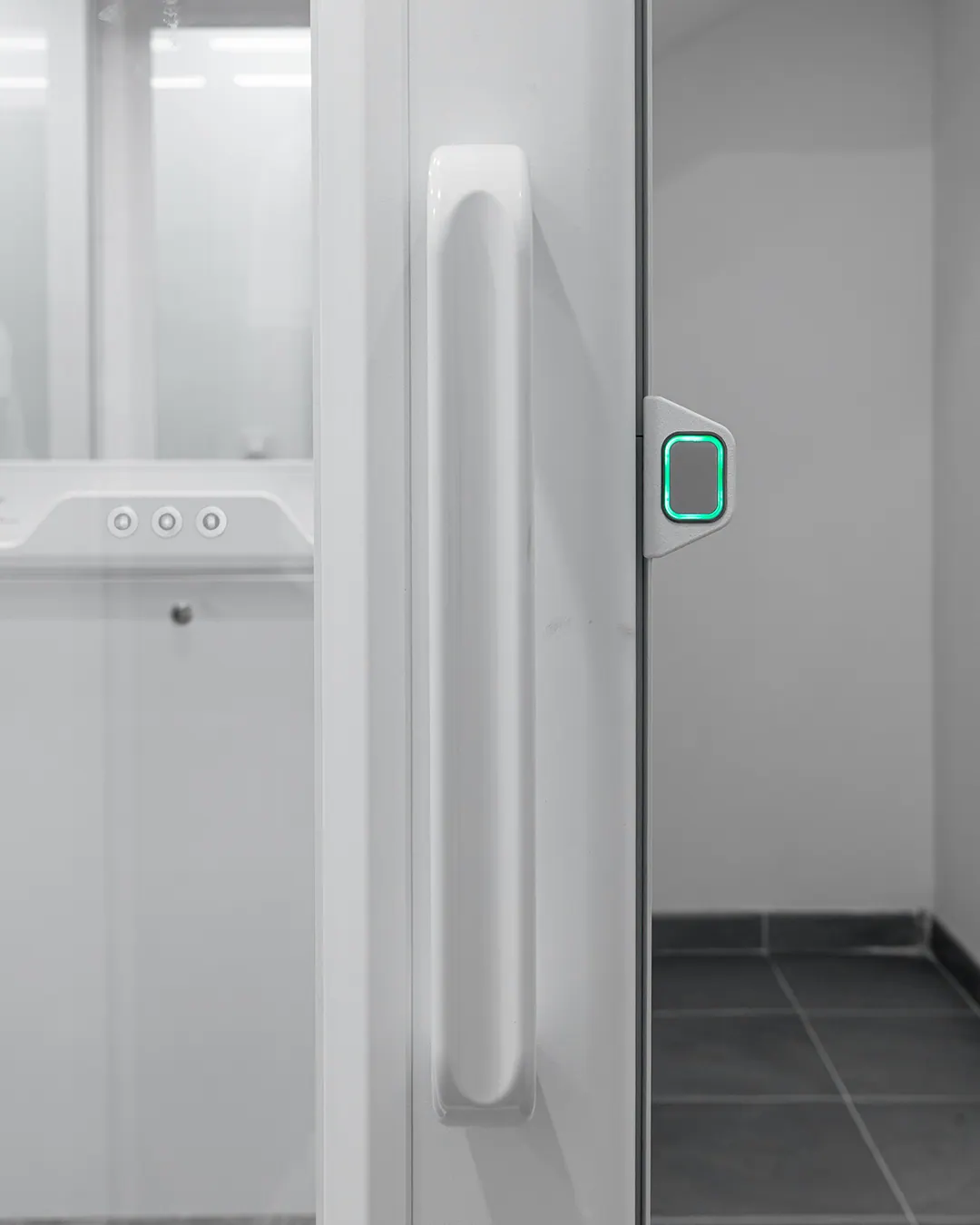 Ascensor Aritco HomeLift Compact de cristal en blanco · Vivienda unifamiliar con escalera de mármol en Boadilla del Monte · detalle