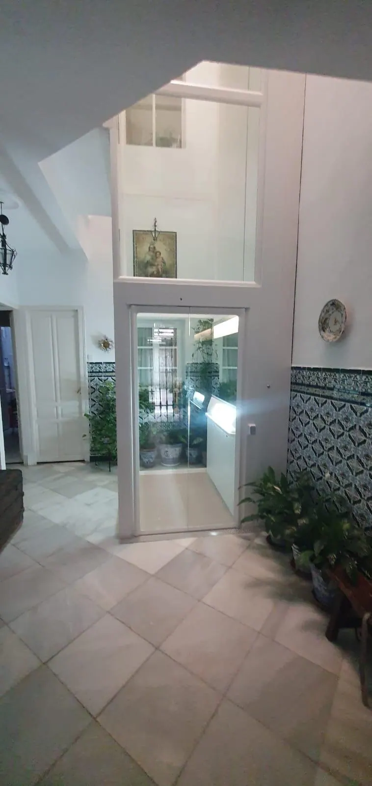 Ascensor Aritco HomeLift Access de cristal en blanco · Vivienda unifamiliar con patio en Sevilla · vista general
