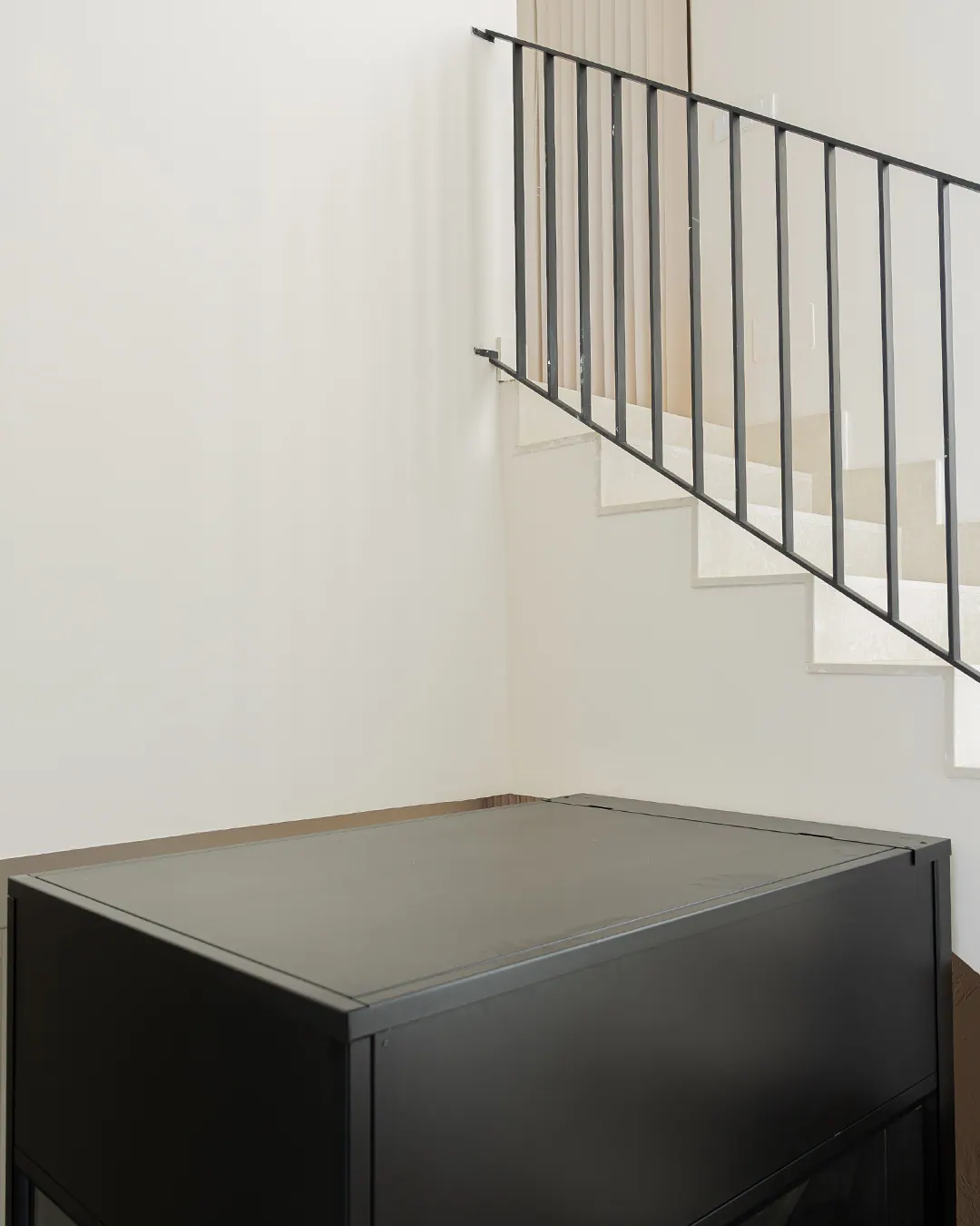 Ascensor Aritco HomeLift Compact de cristal y paneles en antracita · Vivienda unifamiliar en Salamanca · vista general