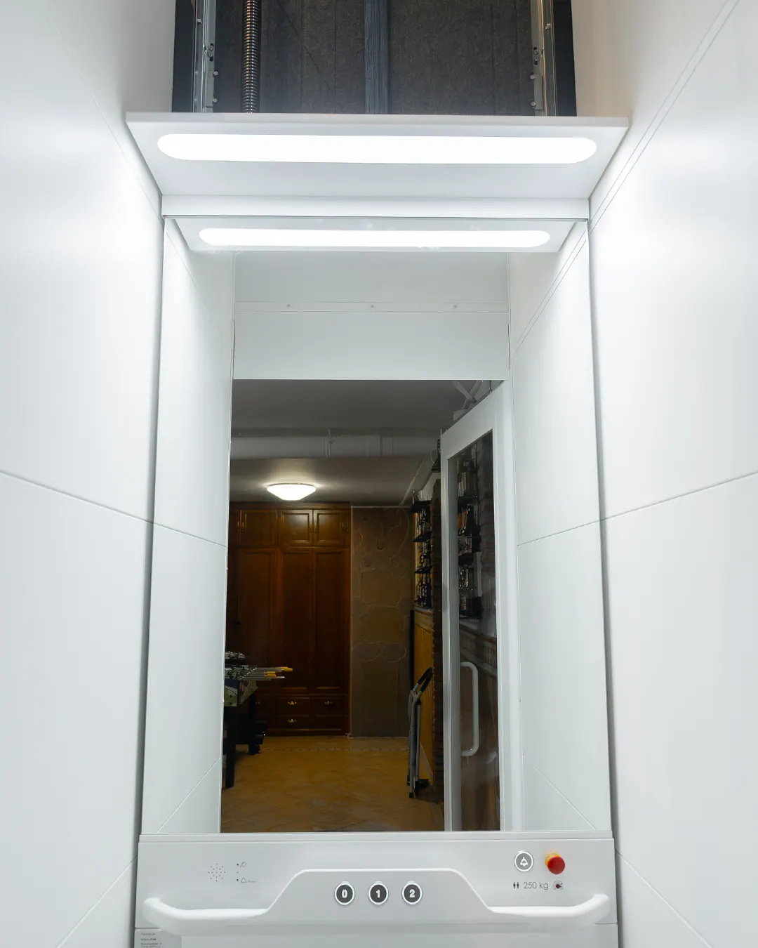 Ascensor Aritco HomeLift Compact de cristal y paneles en blanco · Vivienda unifamiliar con patio en Córdoba · interior