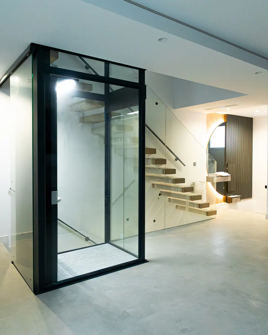 Ascensor Aritco HomeLift Compact de cristal en antracita · Vivienda unifamiliar con escalera volada en Córdoba · vista general