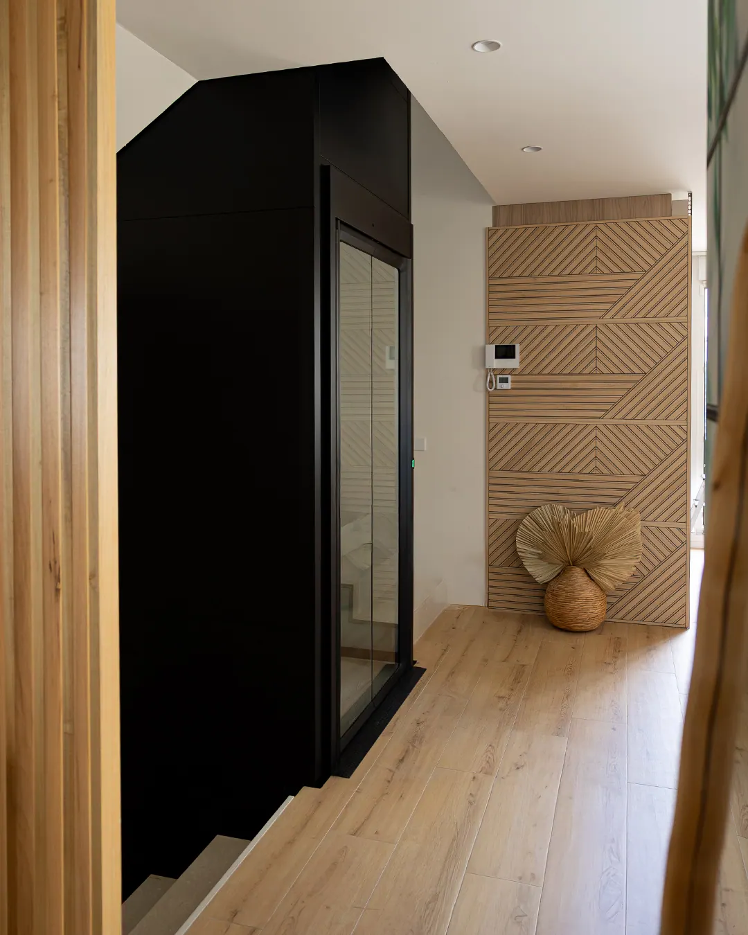 Ascensor Aritco HomeLift Compact de cristal y paneles en antracita · Vivienda unifamiliar en Salamanca · vista general