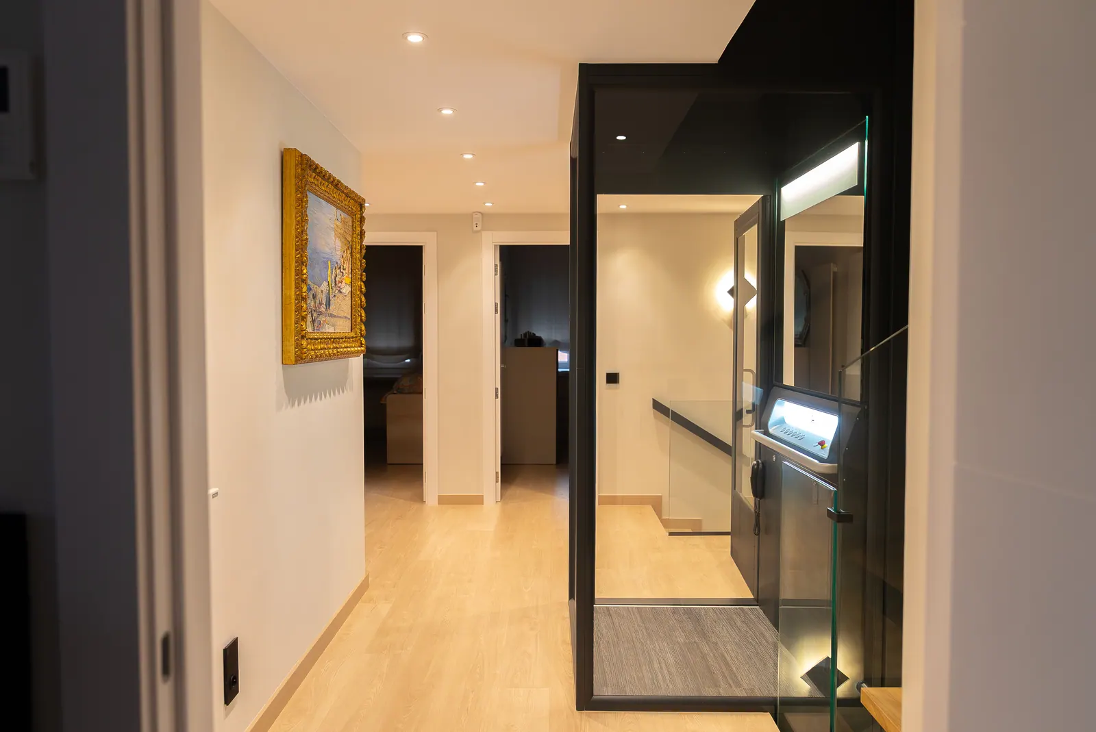 Ascensor Aritco HomeLift Access de cristal y paneles en antracita · Vivienda unifamiliar en Sabadell con escalera de madera · vista general