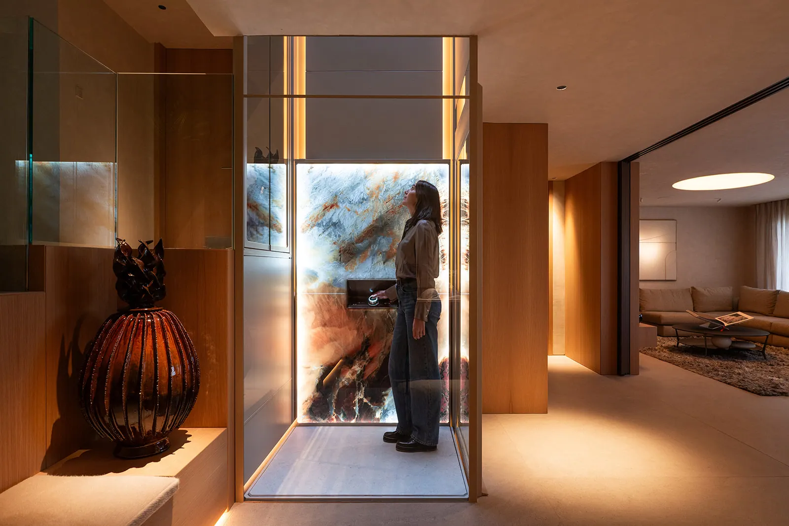 Ascensor Aritco HomeLift de cristal y paneles en champagne · Vivienda unifamiliar con DesignWall personalizado en Madrid · interior